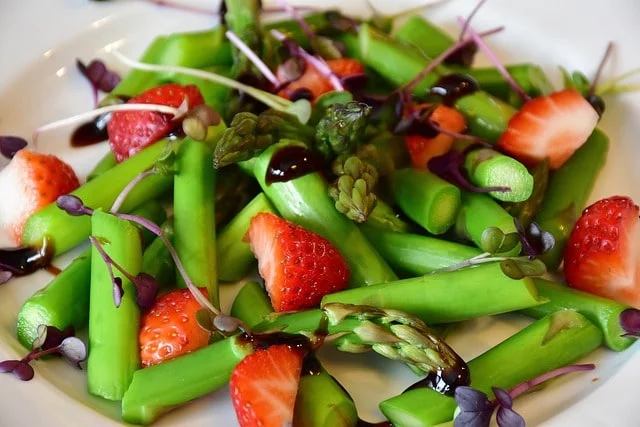 strawberries with asparagus